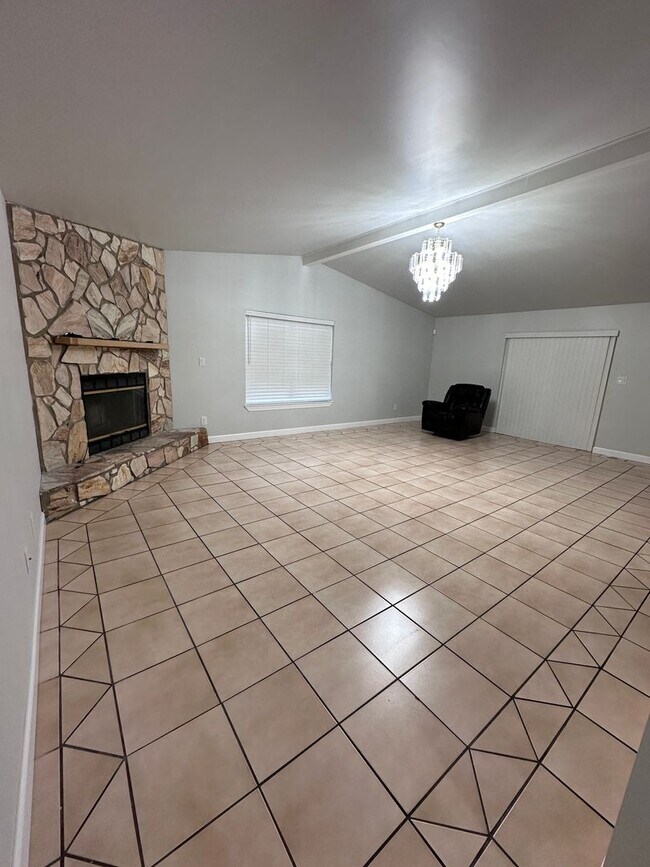 Building Photo - Convenient to Tyndall, less than a block t...