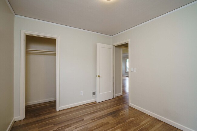 Building Photo - PET FRIENDLY Super Cute Craftsman Home 3 bedroom 1 Bath with Basement