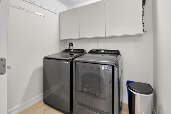 Building Photo - 5152 Golfview Ct