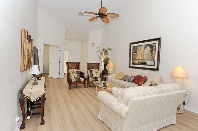 Building Photo - OFF-SEASON 2026 : 2 Bedroom 2 Bath Furnished Rental in Vanderbilt Lakes