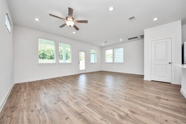 Building Photo - 2138 Olivos St