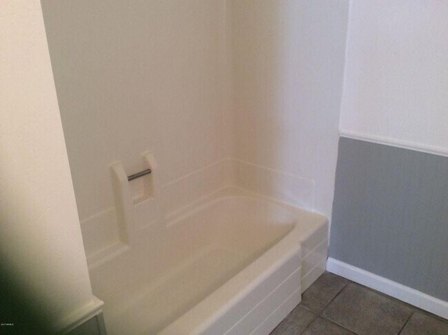 Building Photo - 2694 E Oakleaf Dr