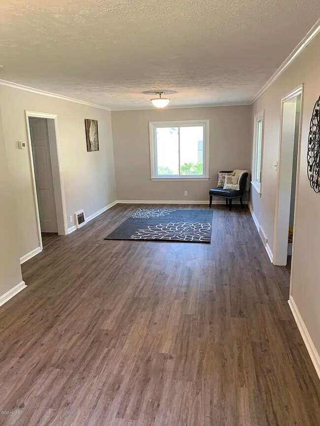 Building Photo - 3 Bedroom Home On Holland's North Side