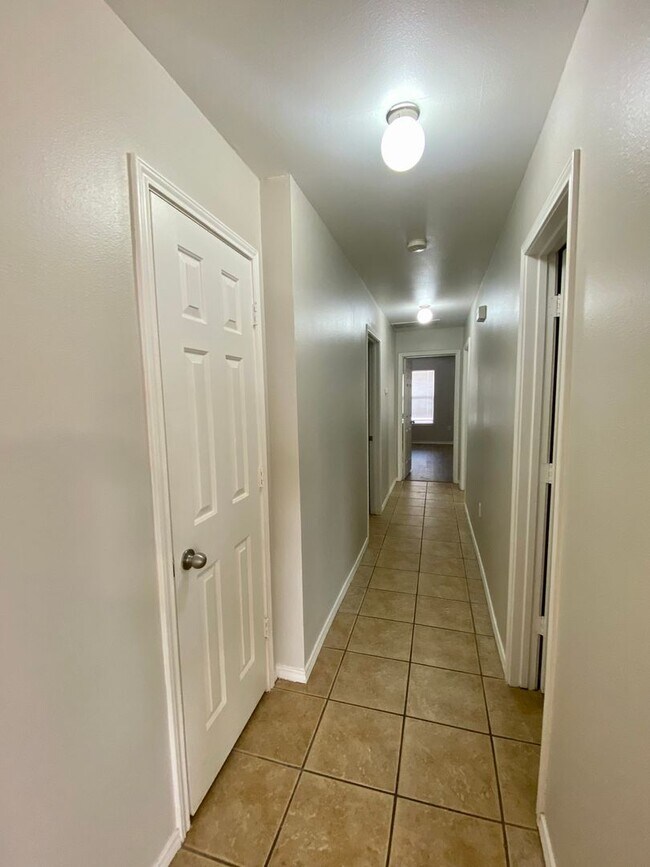 Building Photo - 504 N Brentwood Ave
