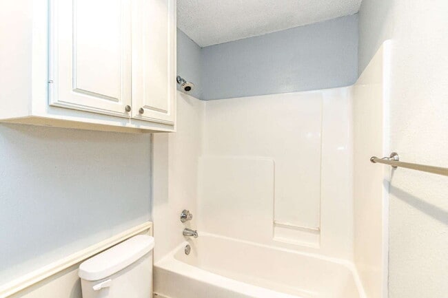 Building Photo - Beautifully remodeled 2/2/2 in very upscal...