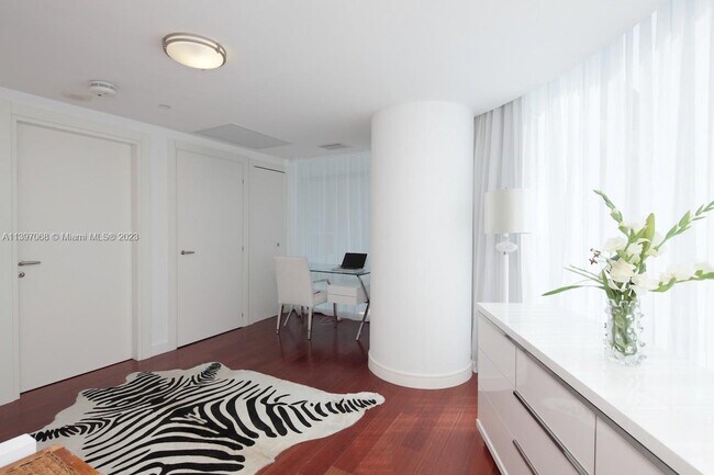 Building Photo - 200 S Biscayne Blvd