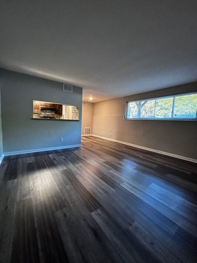 Building Photo - Updated 1 bed Apartment in Quiet Kettering Neighborhood - Schedule a tour now!