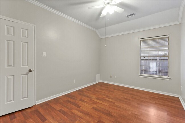 Building Photo - 1813 Oakwood Dr E