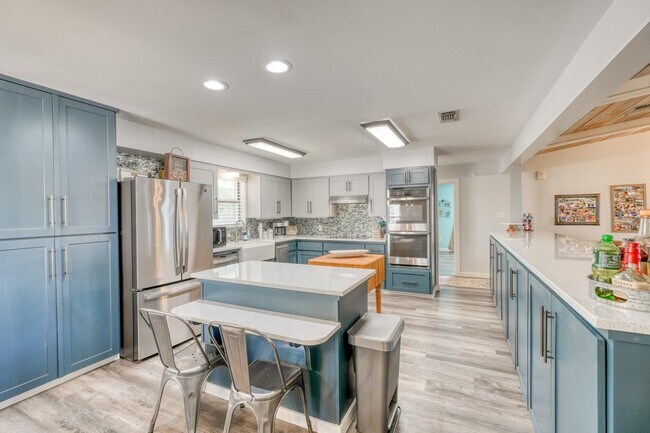 Building Photo - 724 S Chaparral