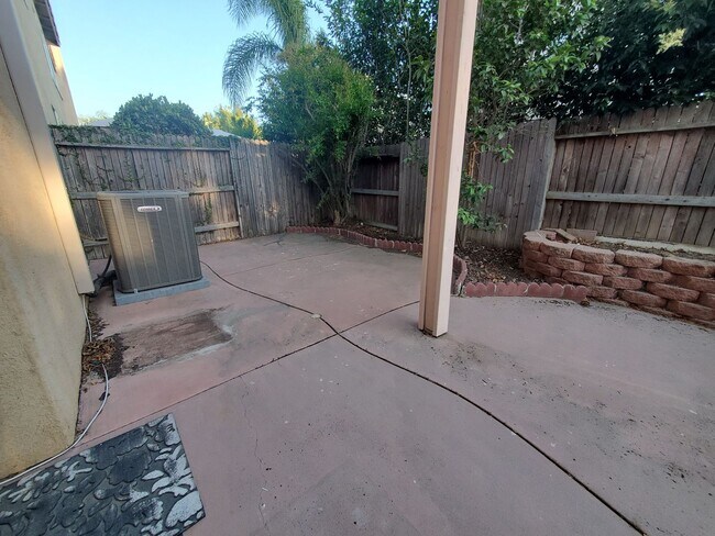 Building Photo - Wonderful 3 Bedroom 2.5 Bath Home in the h...