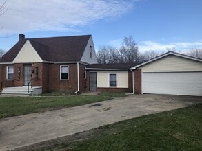Building Photo - HUGE 3 BEDROOM AND ATTACHED 2 CAR GARAGE