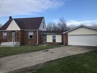 Building Photo - HUGE 3 BEDROOM AND ATTACHED 2 CAR GARAGE