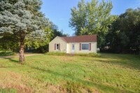 Building Photo - Cute 2br Home with Large Private Yard For ...