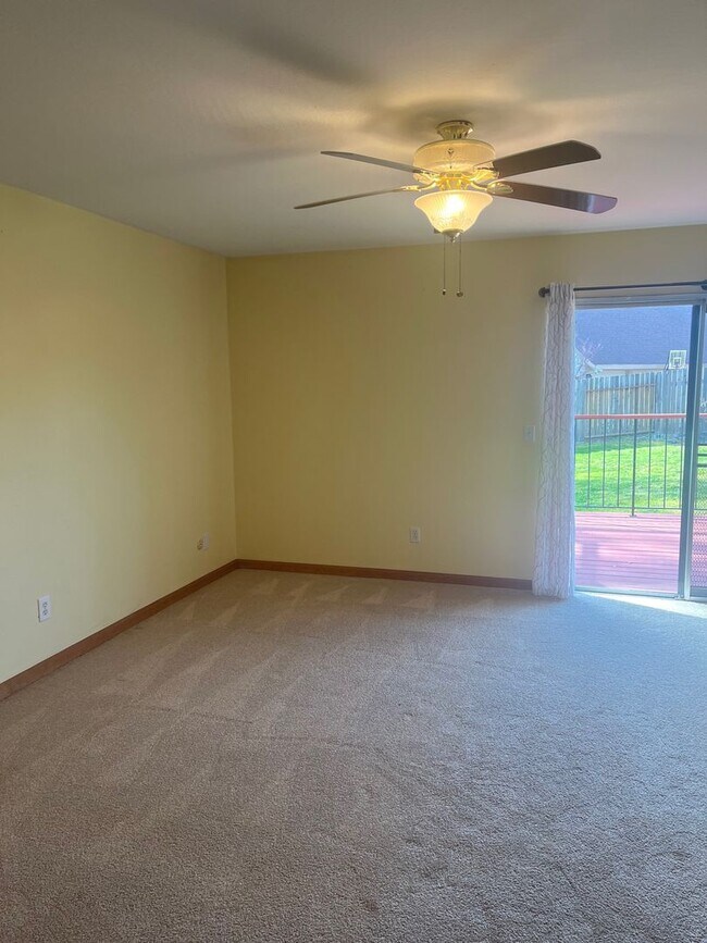 Building Photo - Tri-level 4 bedroom 3 bathroom Rincon Vall...