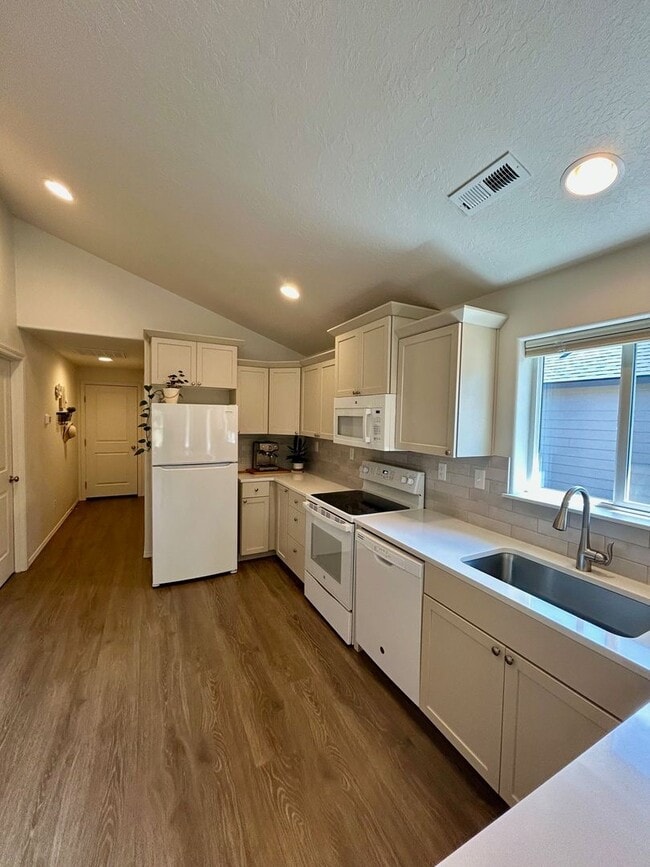 Building Photo - Town Access 2-bd Bungalow in Beautiful Sis...