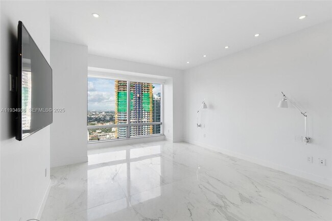 Building Photo - 1425 Brickell Ave