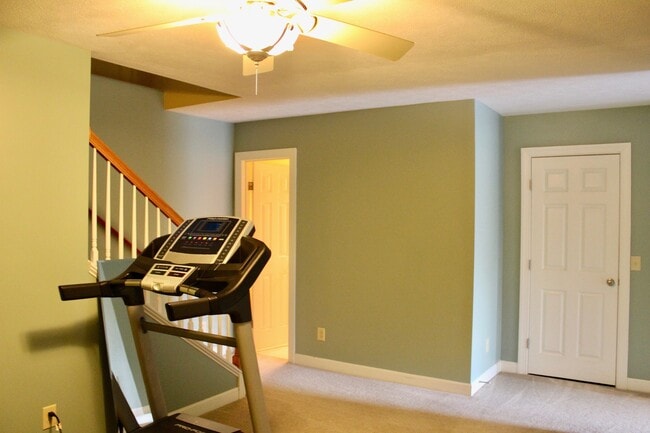 Building Photo - Large Townhome with a garage for rent! Lar...