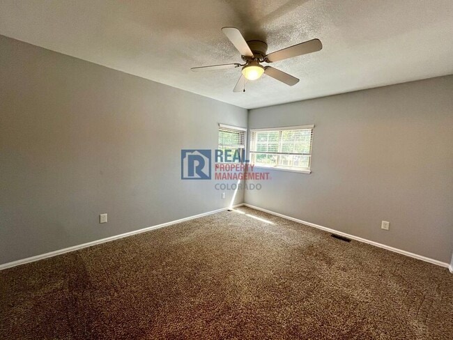 Building Photo - 715 Crown Point Dr