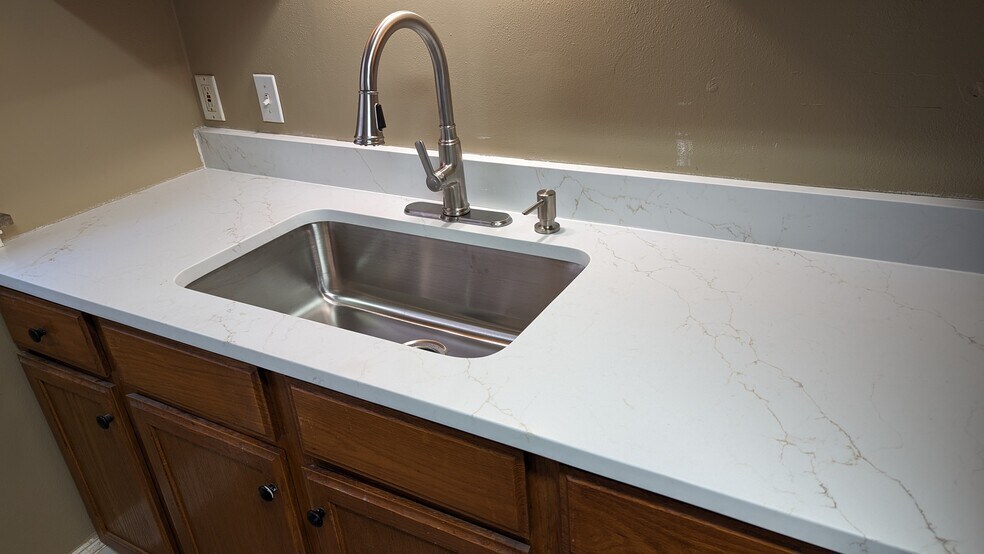 Building Photo - 5042 Mardel Ave