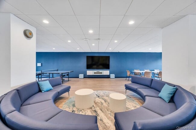 Building Photo - 100 W Broadway