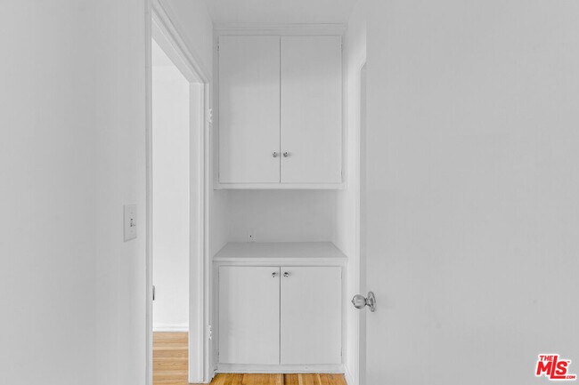 Building Photo - 1248 Barry Ave