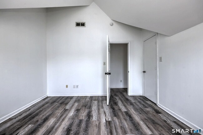 Building Photo - 483 Ferry St
