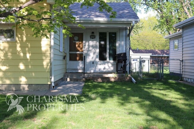 Building Photo - 3004 S West Ave