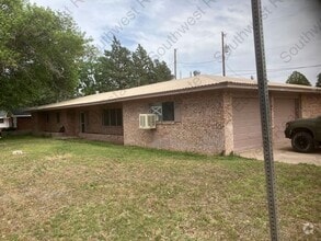 Building Photo - Spacious 3 bedroom, 2 bathroom home