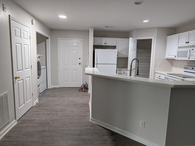 Entry, Laundry and kitchen - 5004 Hunters Trail