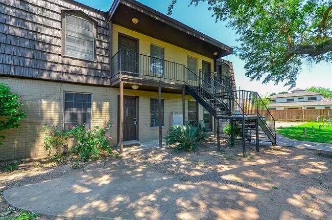 Building Photo - 1518 East Ave