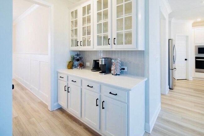 Building Photo - ONE MONTH FREE ON A 14 MONTH LEASE SPECIAL!! TOUR TODAY!