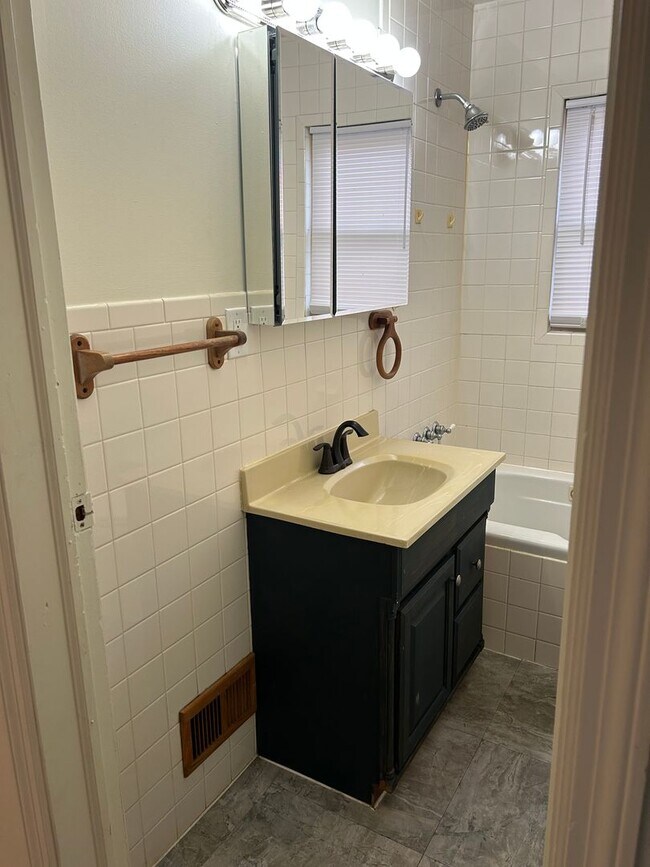 Building Photo - 3 Bedroom 2 Full Bath Home