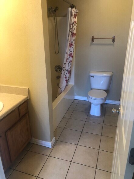 master bath - 2910 Meridian Plz