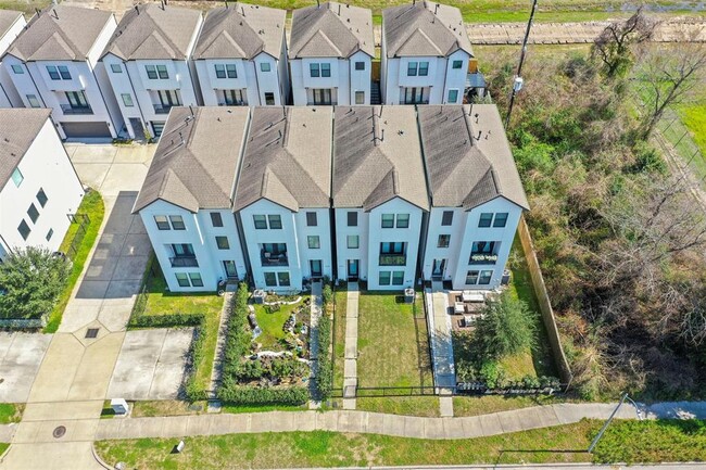 Building Photo - 1136 Wycliffe Dr