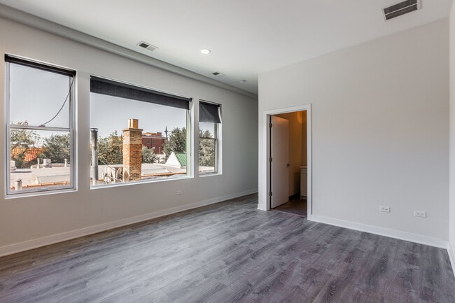 Building Photo - 2247 W Lawrence Ave