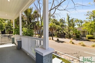 Building Photo - 826 W Victory Dr