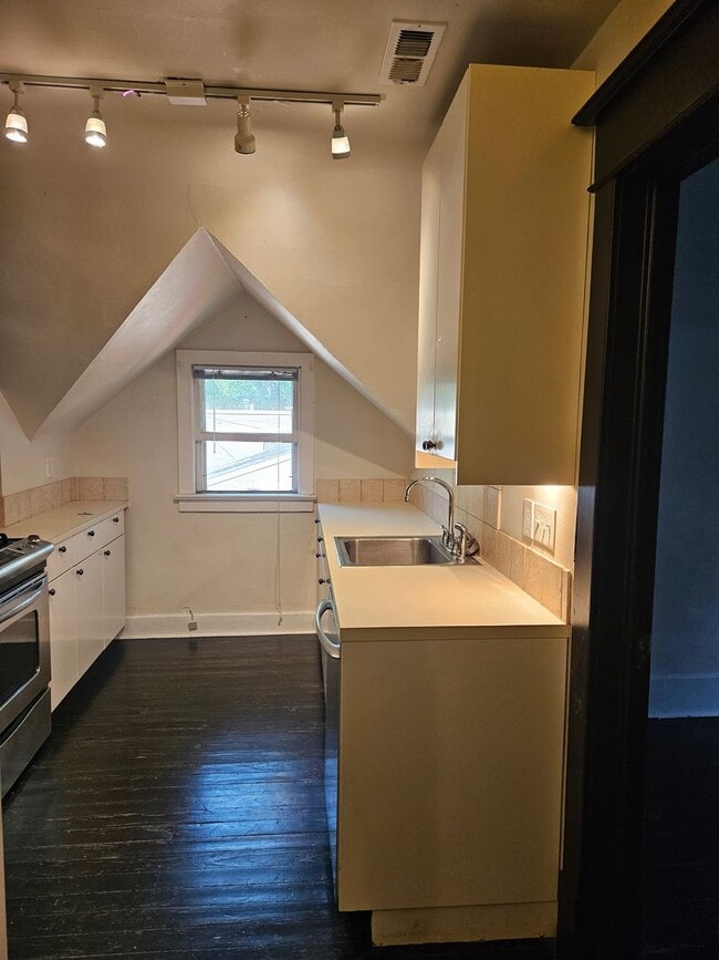 Building Photo - 318-320 W Myrtle