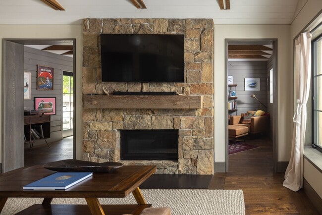 Building Photo - Soul of The old Bozeman with the conveniences of modern design with flexible lease dates