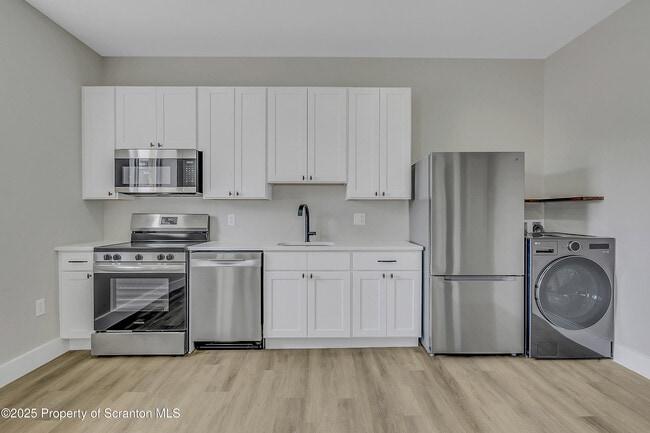 Building Photo - 215 Hickory St