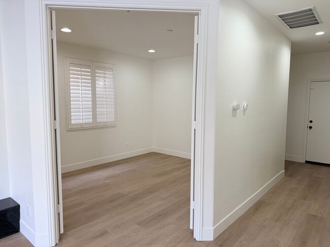 Building Photo - Amazing 5 bedroom home for rent in North Fontana