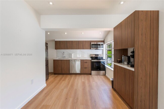 Building Photo - 3021 Coconut Grove Dr