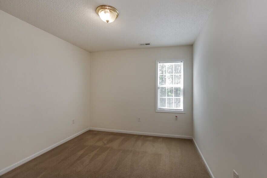 Building Photo - 2213 Brookline Ct