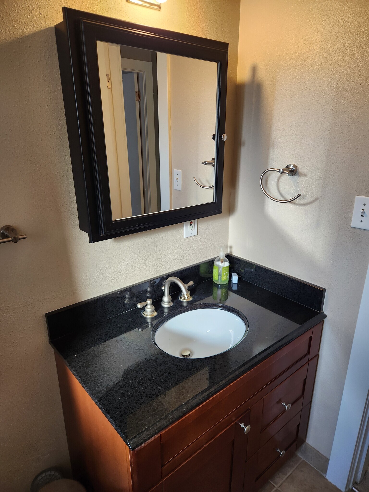 Building Photo - 6050 SW Taylors Ferry Rd