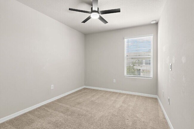 Building Photo - Town Home For Rent in Brandon with TONS OF UPGRADES!