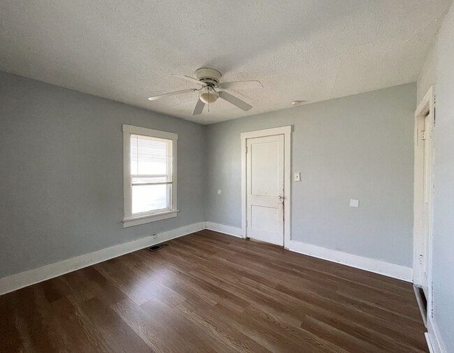 Building Photo - 2-Bedroom Bungalow