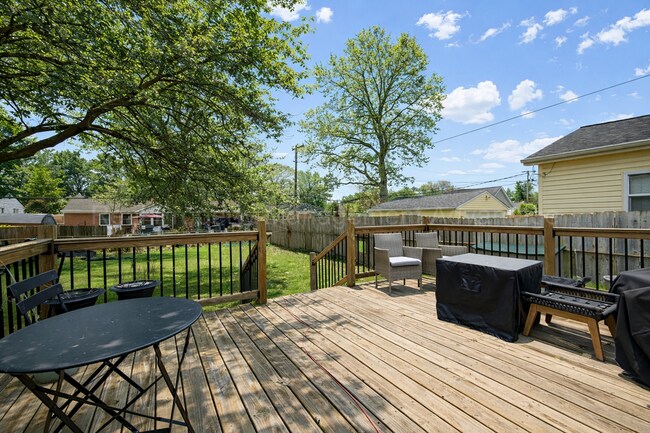 Building Photo - Bright and Renovated Near Downtown Royal Oak