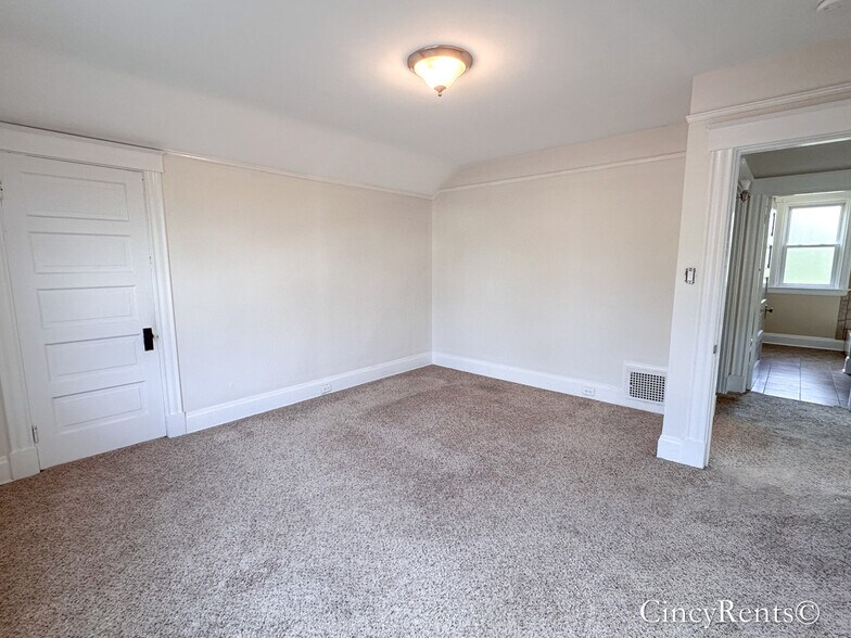 Building Photo - 3645 Zinsle Ave