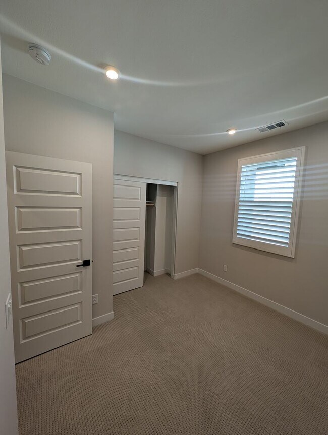 Building Photo - 1202 W Cara Dr