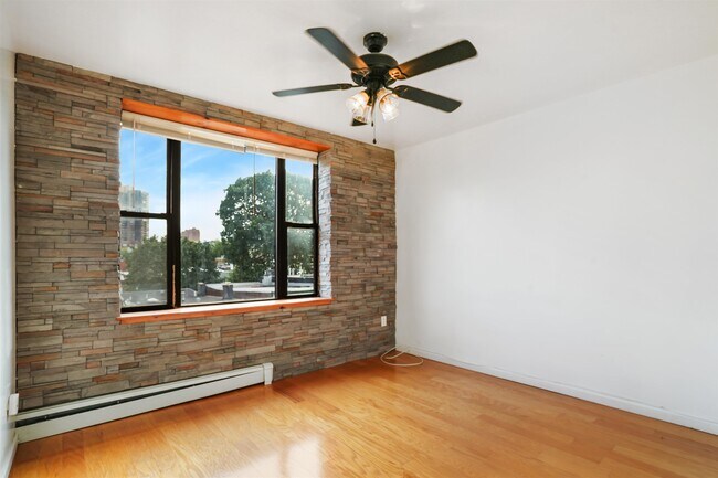 Building Photo - 14 65th St