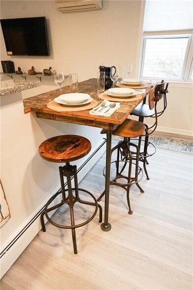 Building Photo - 603 Thames St